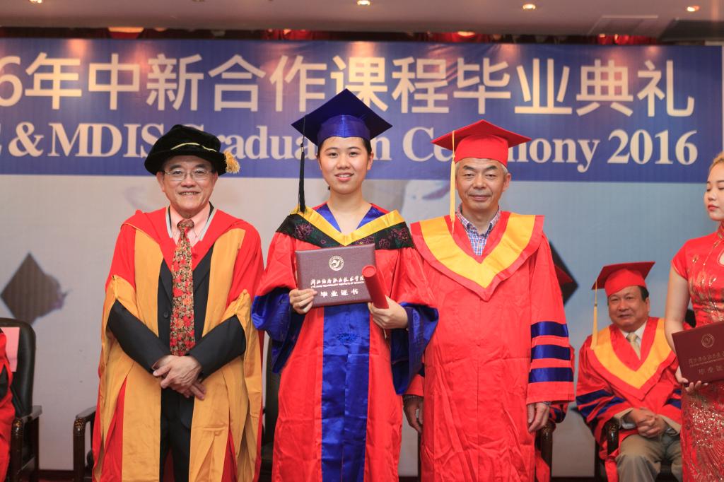 President Chen Lineng of ZJTIE and President Eric Kuan of MDIS awarded graduate the diplomas