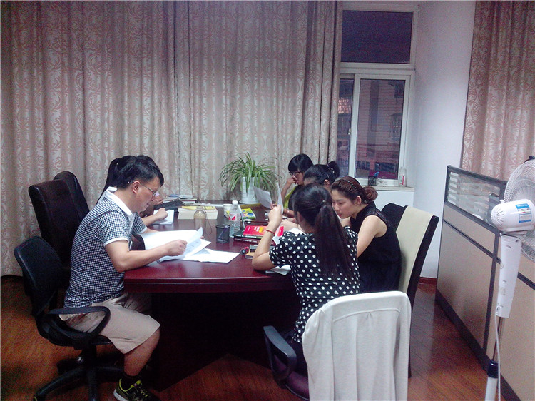 袁霄龙总经理指导学生 袁霄龙总经理指导学生