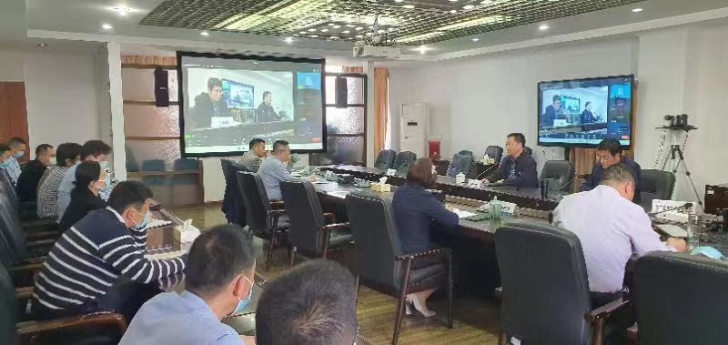 会议室里的人们描述已自动生成 会议室里的人们描述已自动生成