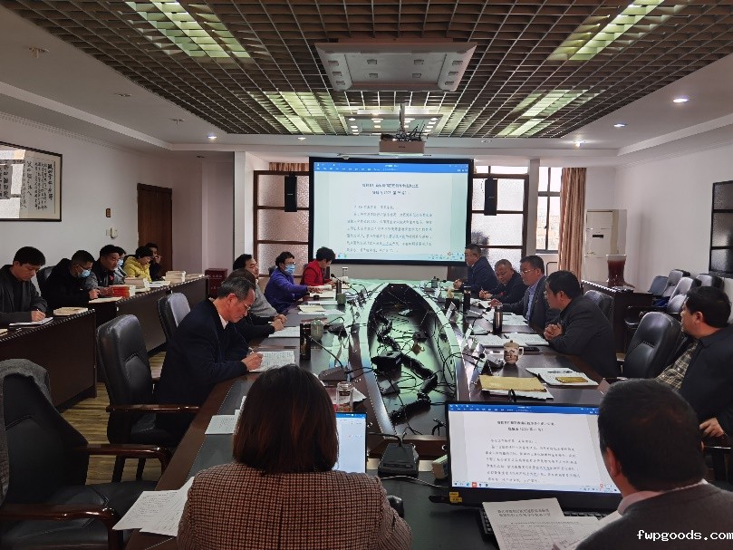 会议室里的人们描述已自动生成