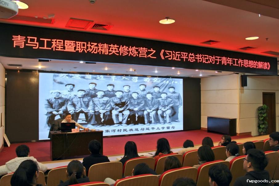 图片包含 室内, 天花板, 人员, 建筑物描述已自动生成