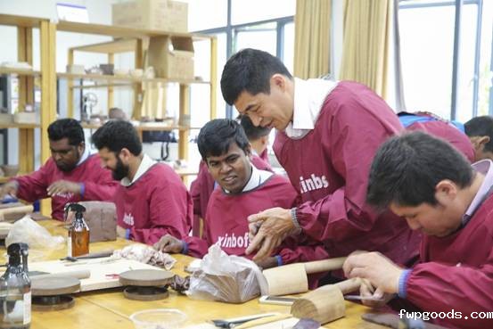 学员体验中国陶艺的魅力