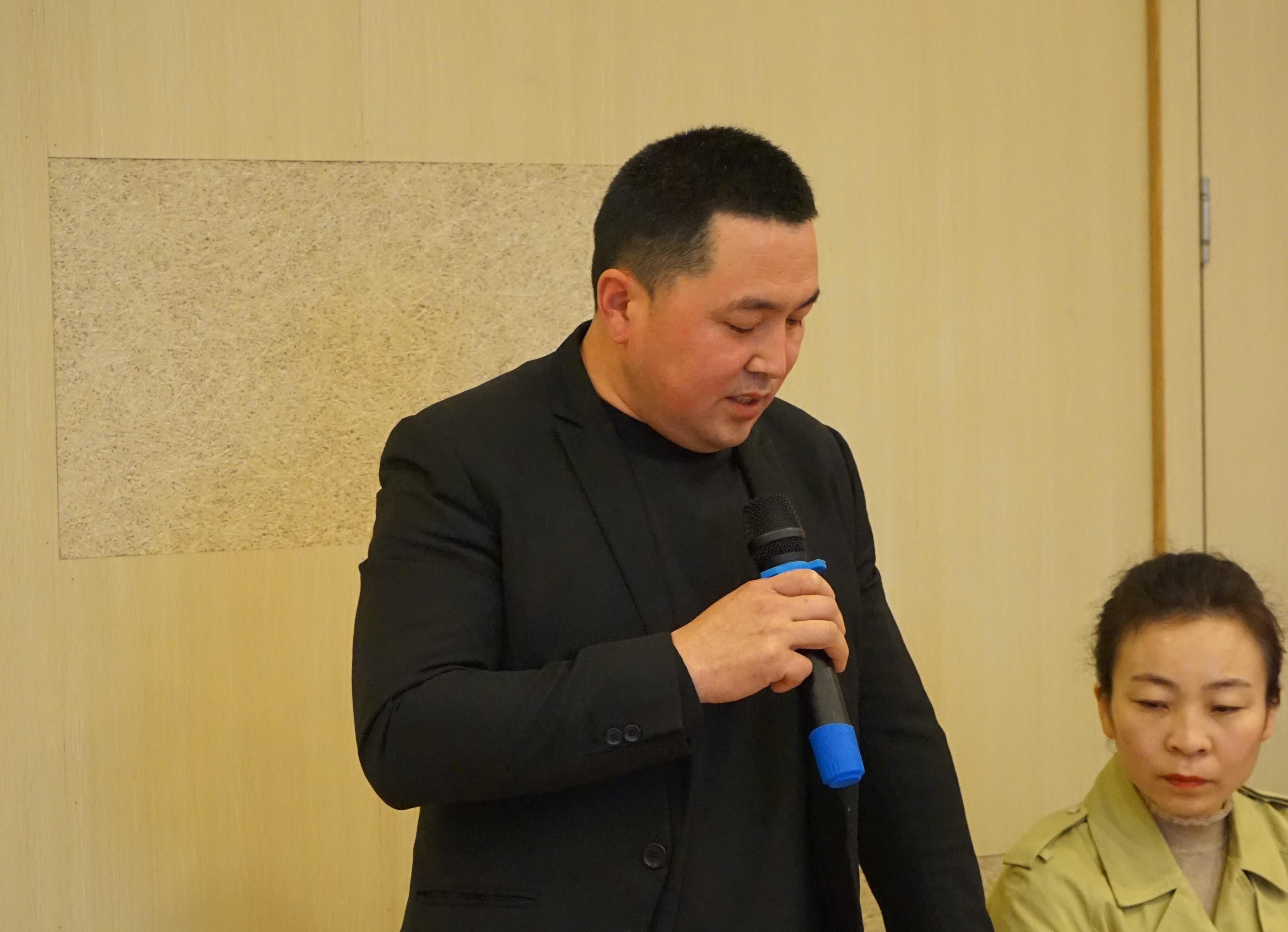 家长代表发言2.JPG 家长代表发言2.JPG