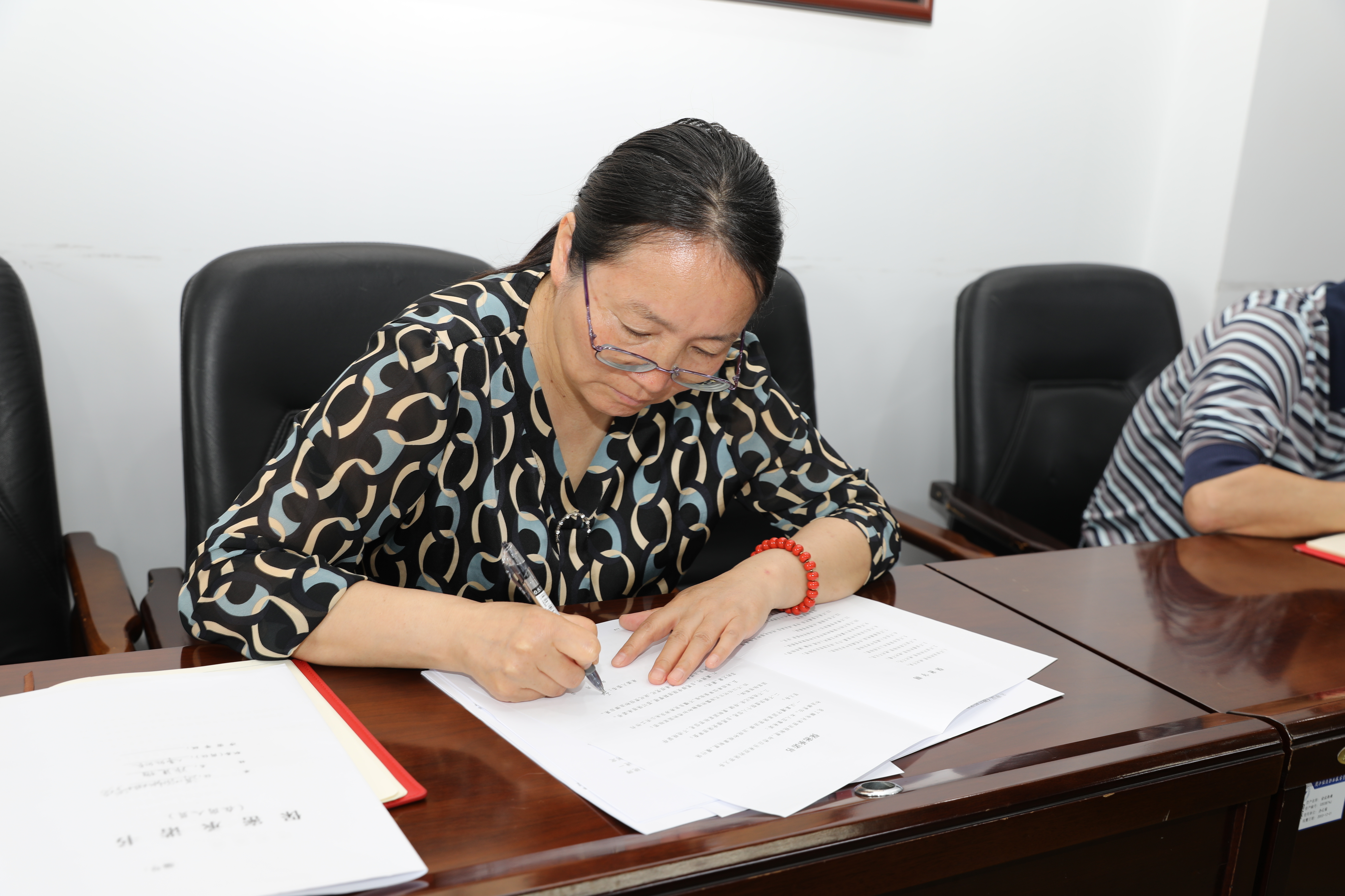 签订承诺书.jpg 签订承诺书.jpg