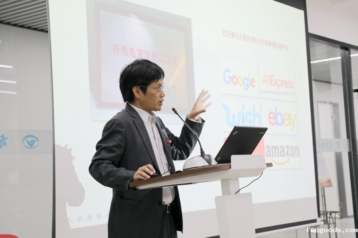 图片包含 室内, 人, 男人, 电脑描述已自动生成 图片包含 室内, 人, 男人, 电脑描述已自动生成