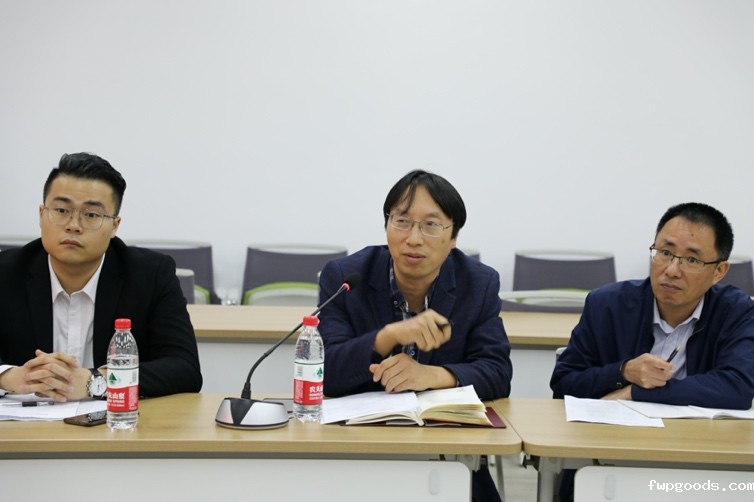 一群人坐在桌子前描述已自动生成 一群人坐在桌子前描述已自动生成