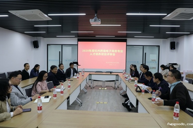 会议室里的人们描述已自动生成 会议室里的人们描述已自动生成