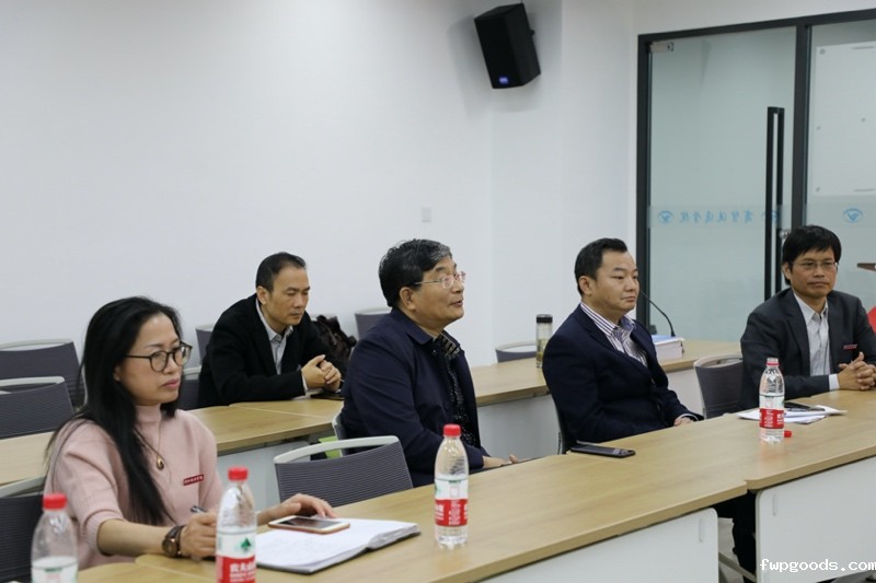 一群人在桌子边描述已自动生成 一群人在桌子边描述已自动生成