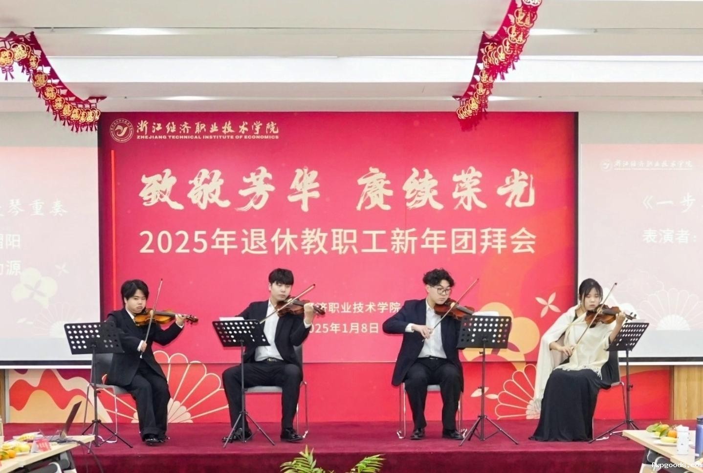 小提琴表演1 - 裁剪.jpg 小提琴表演1 - 裁剪.jpg