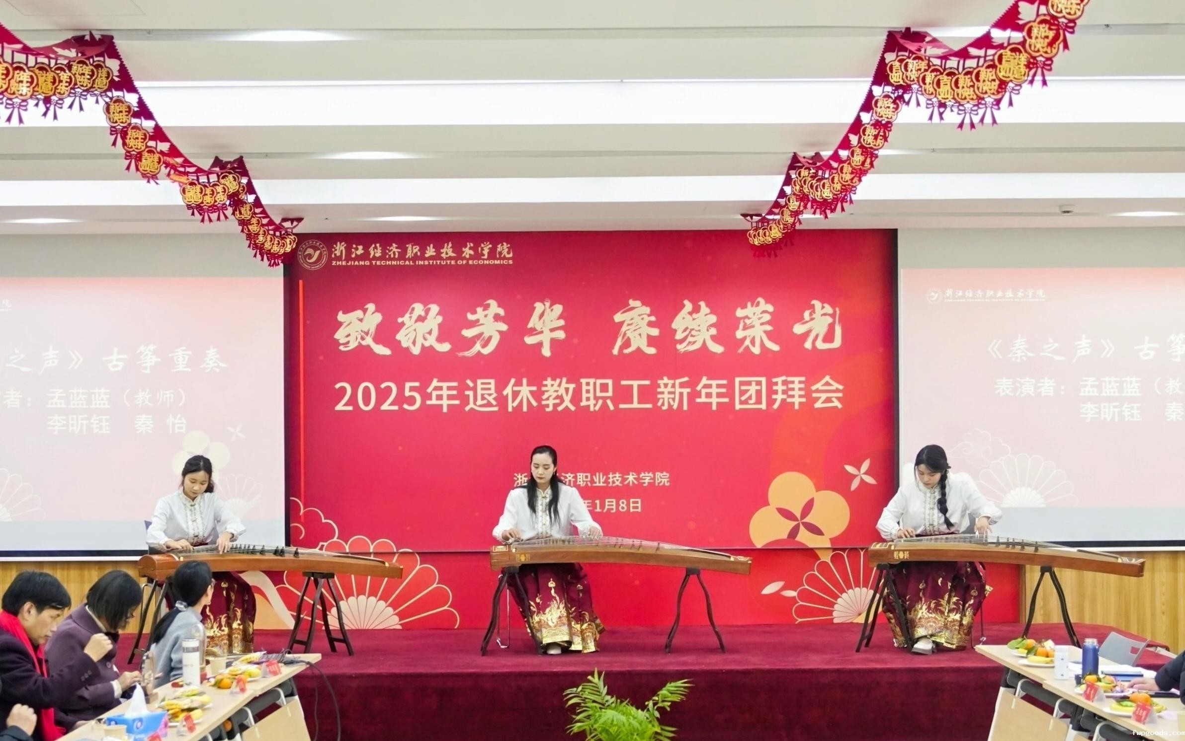 古筝表演2-裁剪.jpg 古筝表演2-裁剪.jpg