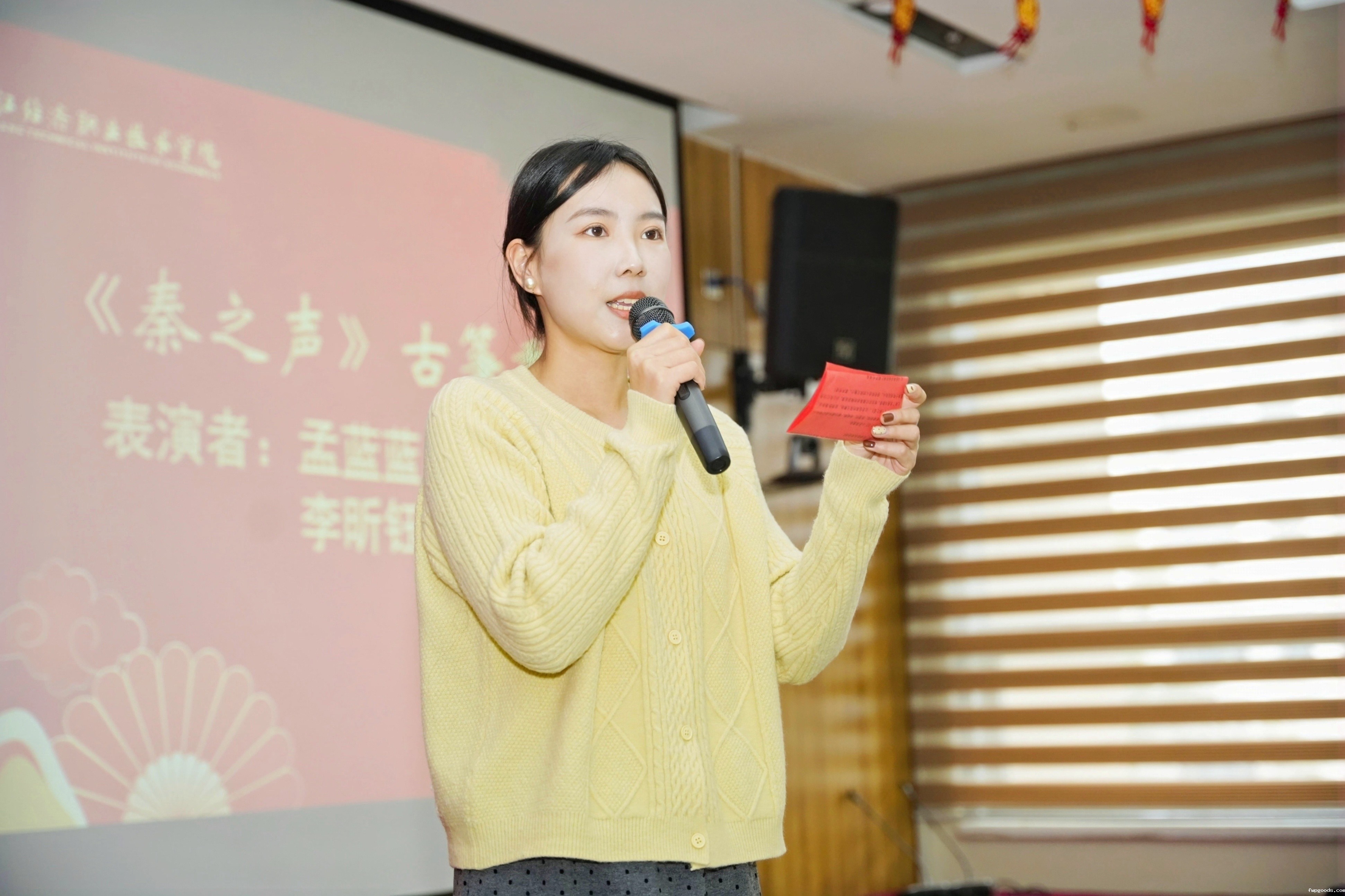 主持人.jpg 主持人.jpg