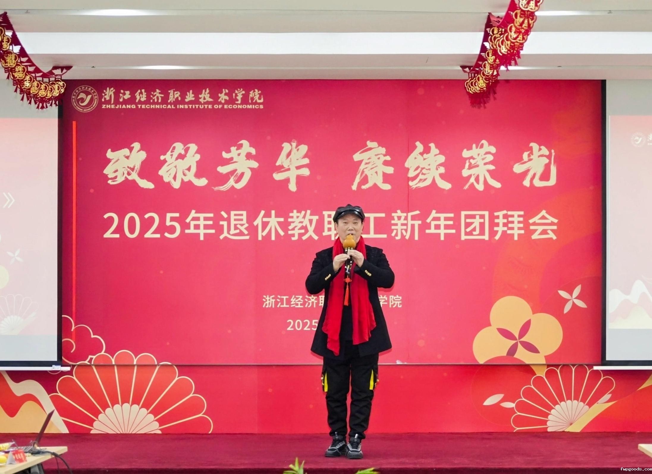 李长芳老师葫芦丝表演2 - 剪裁.jpg 李长芳老师葫芦丝表演2 - 剪裁.jpg