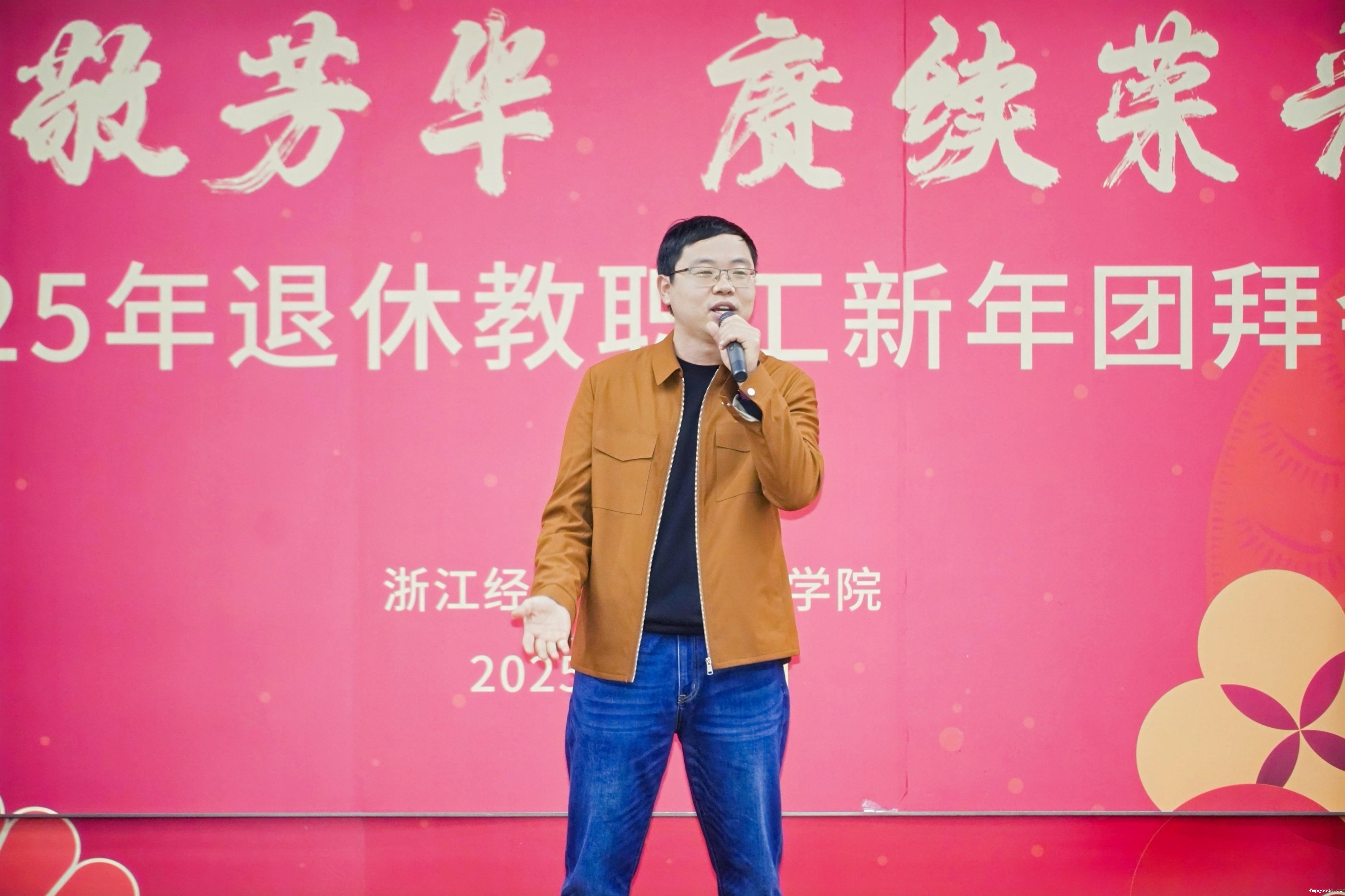 徐天睿演唱2.jpg 徐天睿演唱2.jpg